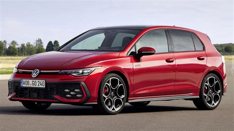 płonący samochód Volkswagen Golf