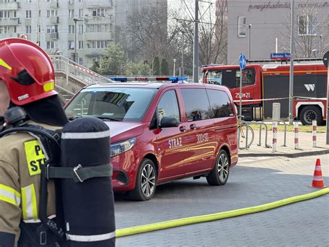 Tłum ludzi nagrywających pożar telefonami komórkowymi