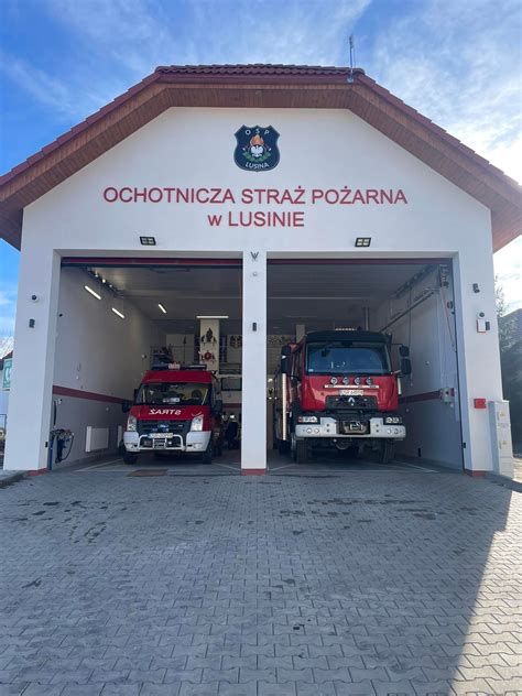 zdjęcie z uroczystości jubileuszowych 70-lecia OSP Ujazd Górny, przedstawiające poczty sztandarowe i strażaków