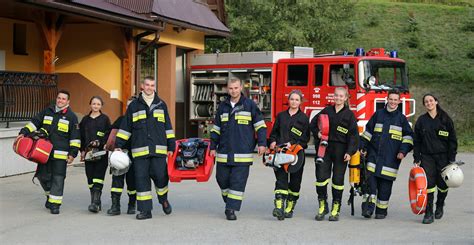 Zdjęcie przedstawiające starą remizę strażacką lub historyczną grupę strażaków z OSP Stara Olszówka