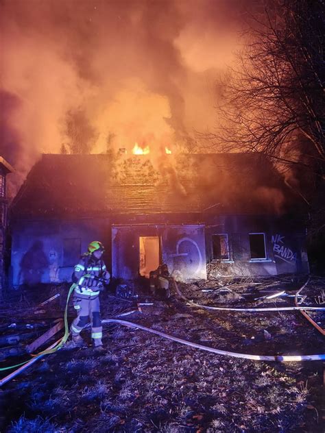 Fotografia: duży pożar zabytkowego budynku, płomienie wydobywające się z dachu