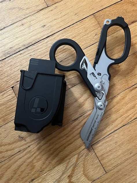 Zdjęcie noża ratowniczego ADV i multitoola Leatherman Raptor