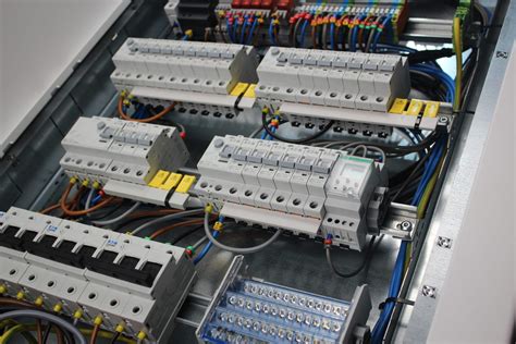 zdjęcie modułowego rozłącznika Acti9 iSW-100-3 w rozdzielnicy elektrycznej