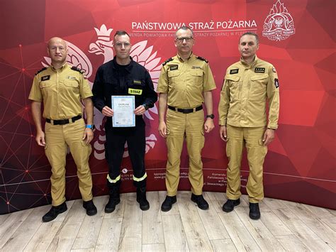 Zdjęcie dziecka w piaskowym mundurze koszarowym MDP z napisem STRAŻ.