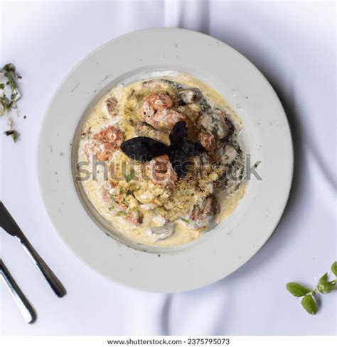 Talerz z daniem kebab i świeżymi surówkami