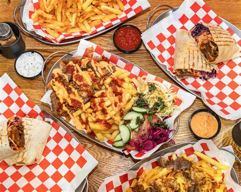 Rodzina lub grupa przyjaciół jedząca kebab w restauracji
