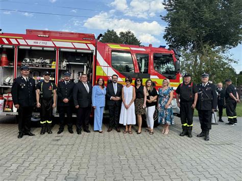 zdjęcie strażaków OSP z zabytkowym wozem strażackim