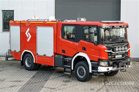 Wielkoobjętościowy samochód strażacki Scania z zabudową Rosenbauer