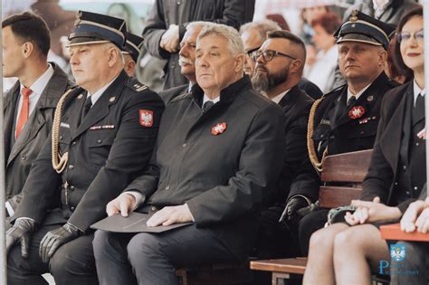 Zdjęcie uroczystego przekazania sztandaru jednostce OSP w obecności władz samorządowych i PSP