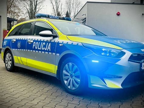Dziecko kolorujące radiowóz policyjny.