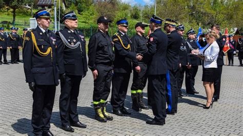 Strażacy otrzymujący odznaczenia i awanse podczas uroczystości