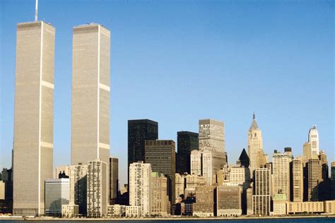 Zdjęcie archiwalne przedstawiające strażaków w pobliżu płonących wież World Trade Center w dniu 11 września 2001 roku.