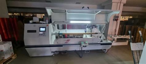 Zdjęcie nowoczesnego zakładu produkcyjnego design112 z maszynami do cięcia folii