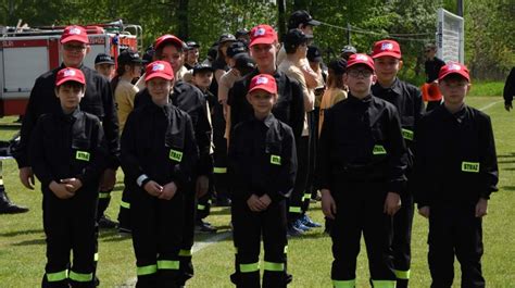 Ilustracja przedstawiająca drużynę strażaków podczas ćwiczenia bojowego