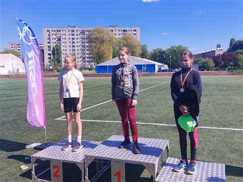 Zdjęcie przedstawiające wręczanie medali i pucharów zwycięzcom zawodów sportowo-pożarniczych