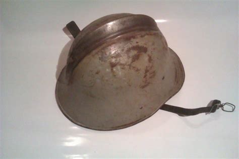 Zdjęcie przedwojennego hełmu strażackiego wz. 35 z widocznym grzebieniem