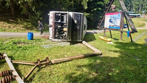Zdjęcie miejsca zdarzenia: wypalony wrak autobusu na zatoce przystankowej w Słuszkowie