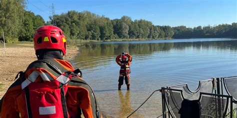 Uczniowie podczas ćwiczeń ratowniczych