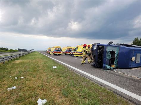 Zdjęcie przedstawiające zniszczony autokar i ciężarówkę po wypadku na autostradzie A10