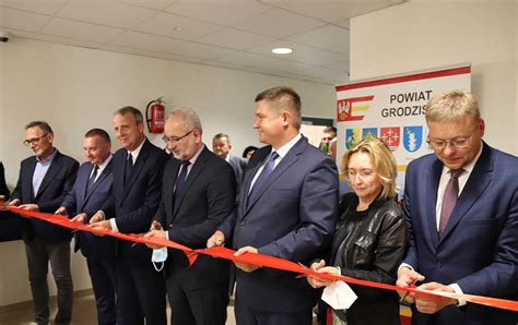 zdjęcie przedstawiające przedstawicieli władz lokalnych i strażackich podczas uroczystości