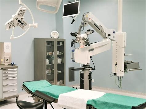 Zdjęcie nowoczesnego mikroskopu operacyjnego