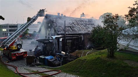 Zdjęcie odnalezionych na miejscu pożaru dowodów podpalenia, w tym kanistra na paliwo