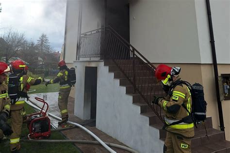 Zdjęcie przedstawiające akcję gaśniczą w pożarze domu dwurodzinnego
