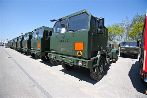 Zdjęcie nowoczesnego pojazdu wojskowego produkowanego przez zakłady Jelcz.