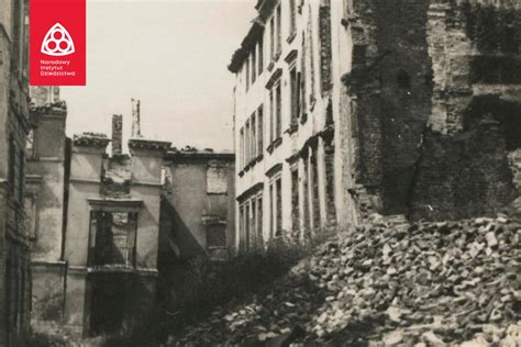 Zdjęcie przedstawiające zniszczoną kamienicę po pożarze
