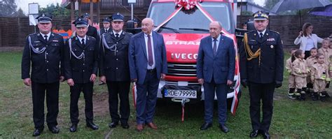 zdjęcie nowego samochodu ratowniczo-gaśniczego OSP Mirosławice podczas uroczystego przekazania
