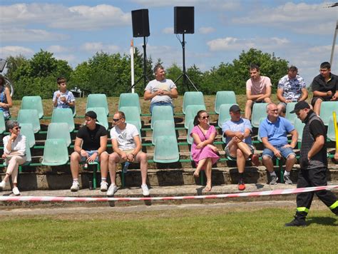 zdjęcie podium z gminnych zawodów sportowo-pożarniczych z wręczenia pucharów