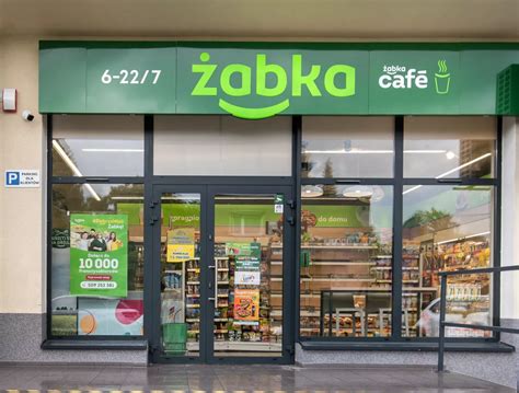 Zdjęcie przedstawiające wejście do Galerii Zielona, z widocznymi logotypami znanych sklepów.