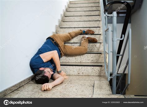 zakrwawiony, nieprzytomny mężczyzna leżący na ulicy w Pabianicach