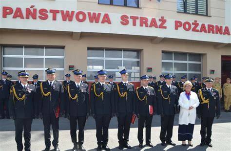 Uroczystość Dnia Strażaka w Komendzie Powiatowej PSP w Dębicy, strażacy i zaproszeni goście