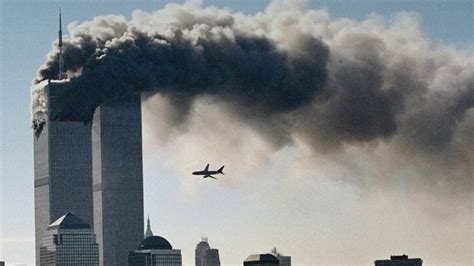 zdjęcie World Trade Center w płomieniach po zamachu 11 września