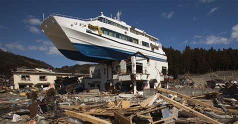 zdjęcie zniszczeń po tsunami w Japonii