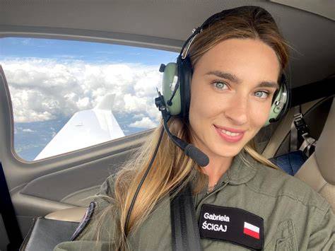 Krystyna Kamiński pilotująca samolot ratowniczy w Strażaku Samie