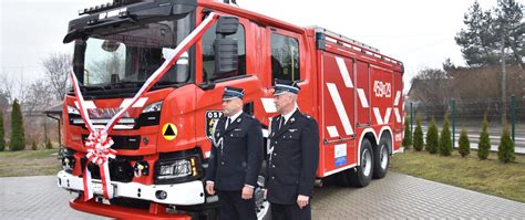 Uroczystość powitania nowego samochodu ratowniczo-gaśniczego OSP Łazany z udziałem władz i mieszkańców.