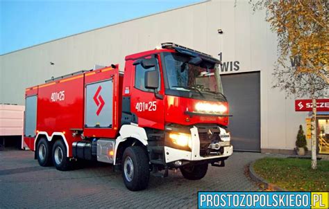 Nowy ciężki samochód ratowniczo-gaśniczy MAN OSP Krasocin zaprezentowany przed remizą.