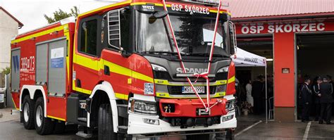 zdjęcie nowego samochodu ratowniczo-gaśniczego Scania P450