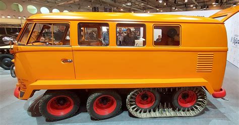 Zdjęcie historycznego Volkswagena T1 na gąsienicach w terenie górskim