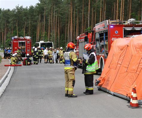Zilustrowanie wypadku motocyklowego z udziałem służb ratowniczych