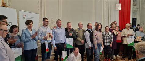 grupa osób oceniająca prace plastyczne podczas konkursu