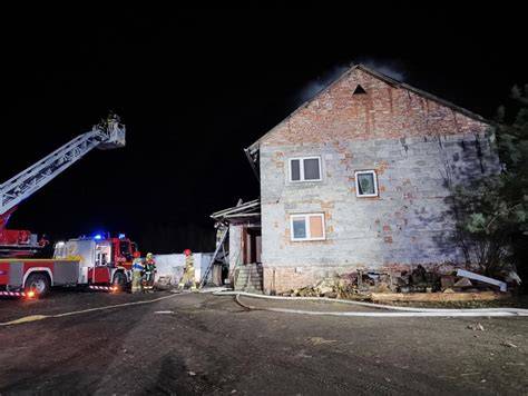 Fotografia przedstawiająca płonącą kamienicę lub skutki pożaru budynku mieszkalnego