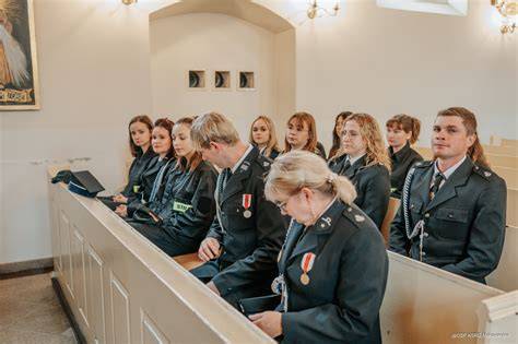 Uroczystość w kościele, strażacy OSP