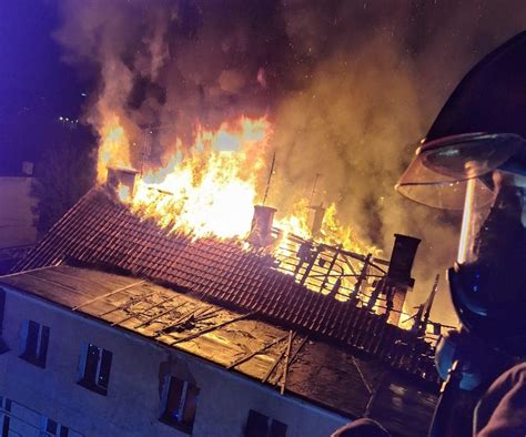 Strażacy gaszący pożar dachu kamienicy i pustostanu przy ul. Dzierżawnej w Lublinie