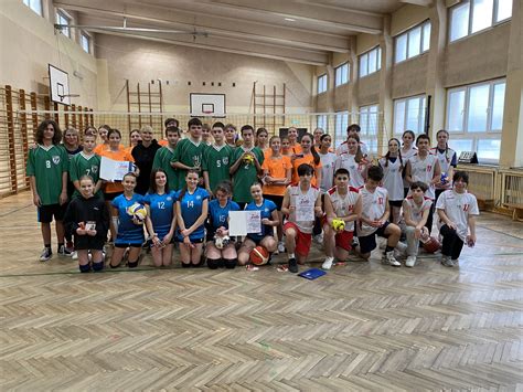 Zdjęcie drużyn strażackich biorących udział w turnieju sportowym