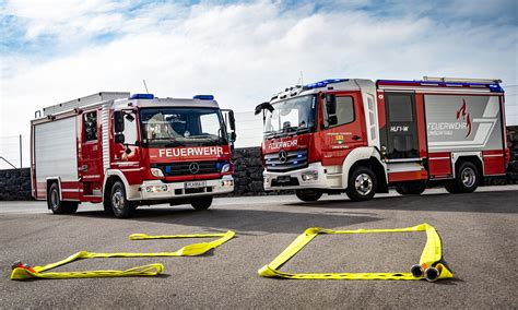 Widok wnętrza wozu strażackiego Rosenbauer CT Frame z roletami i przegrodami na sprzęt