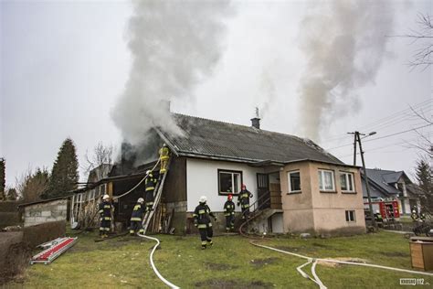 Zdjęcie symbolizujące tragedię rodzinną po pożarze domu
