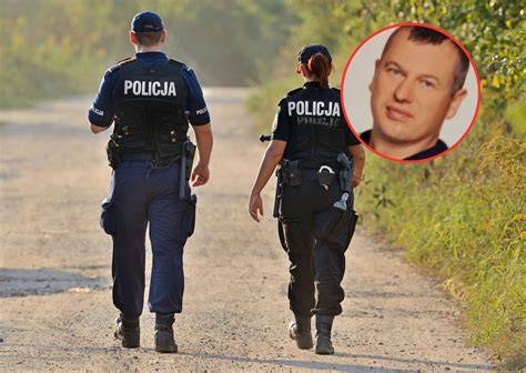 Portret Grzegorza Wesołowskiego, strażaka-ratownika w mundurze